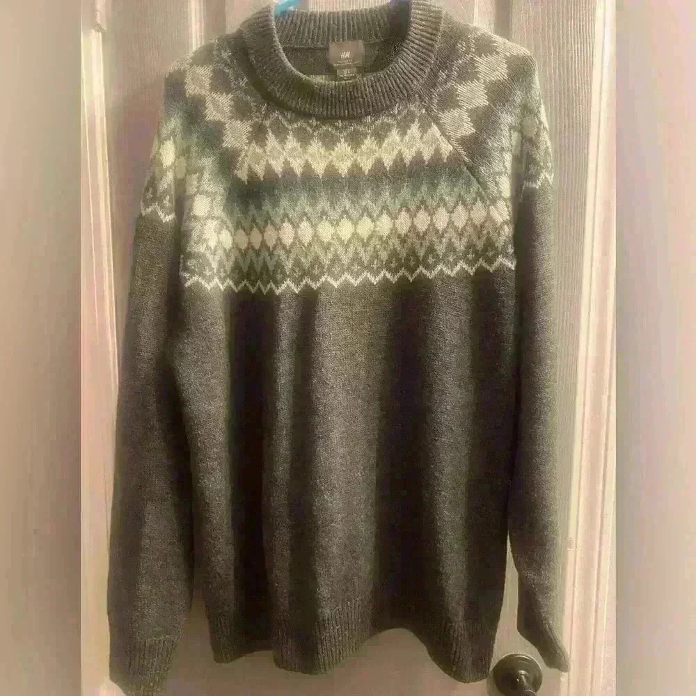 Men’s Relaxed Fit Jacquard Knit Pullover Sweater in gray white & greens LARGE